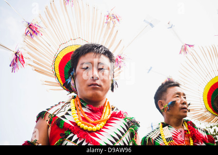 Naga Stammes Männer in traditioneller Kleidung, Hornbill Festival, Kohima, Nagaland, Indien Stockfoto