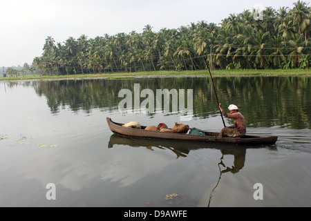 Mann im Boot. Backwaters in kerala Stockfoto