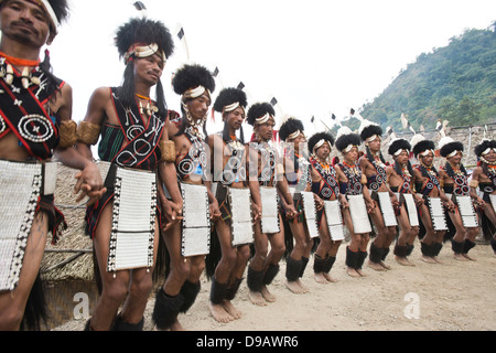 Naga Stammeskriegern in traditioneller Kleidung bei Hornbill Festival, Kohima, Nagaland, Indien Stockfoto