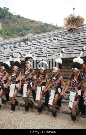 Naga Stammeskriegern in traditioneller Kleidung bei Hornbill Festival, Kohima, Nagaland, Indien Stockfoto