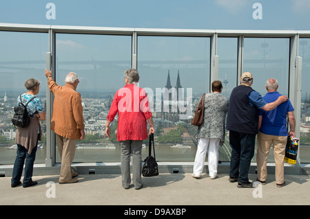 Touristen, die Anzeige der Stadt Köln in Deutschland von der Aussichtsplattform des Dreieck-Gebäudes Stockfoto