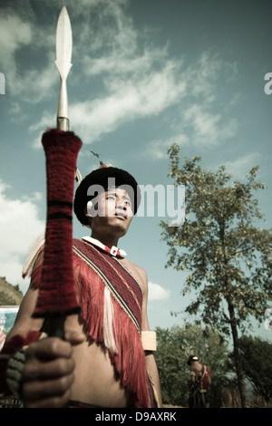 Naga Stammes-Krieger mit Speer, Hornbill Festival, Kohima, Nagaland, Indien Stockfoto