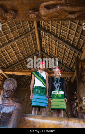 Naga Stammes paar stehen zusammen in traditioneller Kleidung, Hornbill Festival, Kohima, Nagaland, Indien Stockfoto