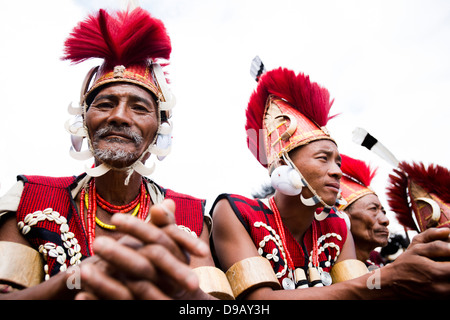 Naga Stammes Männer in traditioneller Kleidung, Hornbill Festival, Kohima, Nagaland, Indien Stockfoto