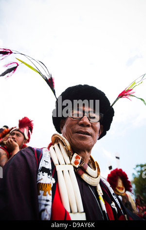 Naga tribal Mann in traditioneller Kleidung, Hornbill Festival, Kohima, Nagaland, Indien Stockfoto