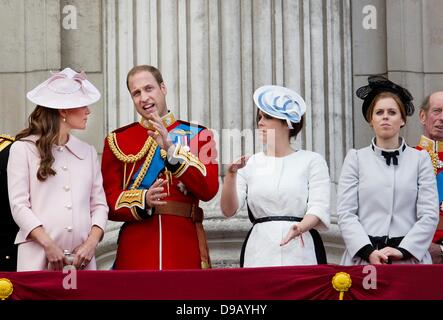 Großbritanniens Prinz Harry (L-R), Schwangere Catherine, Herzogin von Cambridge, Prinz William, Herzog von Cambridge, Prinzessin Beatrice und Prinzessin Eugenie gesehen auf dem Balkon des Buckingham Palace zu einem Überflug von Militärflugzeugen nach Trooping die Farbe in London, Großbritannien, 15. Juni 2013 zu sehen. Trooping die Farbe ist eine Zeremonie zu Ehren der offiziellen Geburtstag der britischen Königin Elizabeth II. Foto: Patrick van Katwijk / Niederlande und Frankreich, Stockfoto