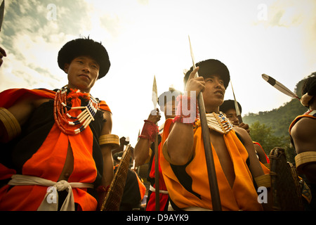 Naga Stammeskriegern in traditioneller Kleidung mit Speeren, Hornbill Festival, Kohima, Nagaland, Indien Stockfoto