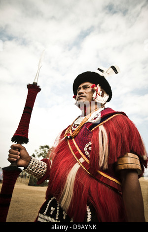 Naga Stammes-Krieger in traditioneller Kleidung mit Speer, Hornbill Festival, Kohima, Nagaland, Indien Stockfoto