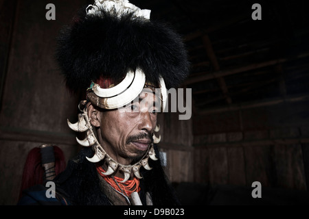 Naga tribal Mann in traditioneller Kleidung in einer Hütte, Hornbill Festival, Kohima, Nagaland, Indien Stockfoto