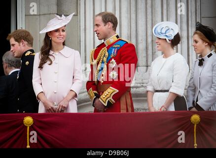 Großbritanniens Prinz Harry (L-R), Schwangere Catherine, Herzogin von Cambridge, Prinz William, Herzog von Cambridge, Prinzessin Beatrice und Prinzessin Eugenie gesehen auf dem Balkon des Buckingham Palace zu einem Überflug von Militärflugzeugen nach Trooping die Farbe in London, Großbritannien, 15. Juni 2013 zu sehen. Trooping die Farbe ist eine Zeremonie zu Ehren der offiziellen Geburtstag der britischen Königin Elizabeth II. Foto: Patrick van Katwijk / Niederlande und Frankreich, Stockfoto