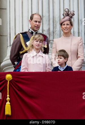 Sophie, Gräfin von Wessex (hinten, R) und Prince Edward, Earl of Wessex (hinten, L), Lady Louise und Herrn James gesehen auf dem Balkon des Buckingham Palace zu einem Überflug von Militärflugzeugen nach Trooping die Farbe in London, Großbritannien, 15. Juni 2013 zu sehen. Trooping die Farbe ist eine Zeremonie zu Ehren der offiziellen Geburtstag der britischen Königin Elizabeth II. Foto: Patrick van Katwijk / Niederlande und Frankreich, Stockfoto