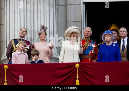 Prince Edward, Earl of Wessex (L-R), Lady Louise, Herrn James, Sophie, Gräfin von Wessex, Camilla, Herzogin von Cornwall, Charles, Prince Of Wales, Großbritannien Königin Elizabeth und Prinz Andrew gesehen auf dem Balkon des Buckingham Palace zu einem Überflug von Militärflugzeugen nach Trooping die Farbe in London, Großbritannien, 15. Juni 2013 zu sehen. Trooping die Farbe ist eine Zeremonie zu Ehren der offiziellen Geburtstag der britischen Königin Elizabeth II. Foto: Patrick van Katwijk / Niederlande und Frankreich, Stockfoto