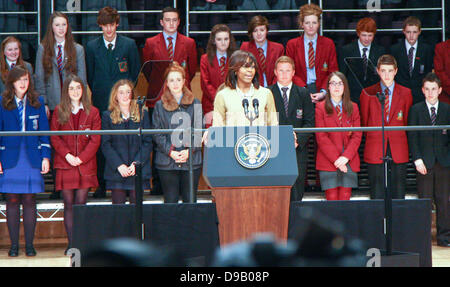 Belfast, Nordirland. 17. Juni 2013. Präsident Barack Obama, First Lady Michelle Obama mit Kindern Malia und Sasha Obama in Belfast Waterfront Hall vor dem G8-Gipfel in Nordirland - Michelle Obama spricht zu den Teilnehmern an der Waterfront Hall in Belfast Credit: Kevin Scott/Alamy Live News Stockfoto