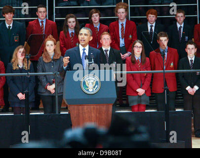 Belfast, Nordirland. 17. Juni 2013. Präsident Barack Obama, First Lady Michelle Obama mit Kindern Malia und Sasha Obama in Belfast Waterfront Hall vor dem G8-Gipfel in Nordirland - US-Präsident Barack Obama richtet sich die Teilnehmer Credit: Kevin Scott/Alamy Live News Stockfoto