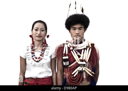 Naga Stammes paar in traditioneller Kleidung vor einer Hütte stehen Hornbill Festival, Kohima, Nagaland, Indien Stockfoto