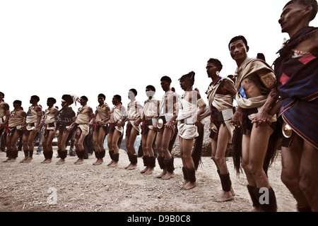 Naga Stammes Männer darstellende in Hornbill Festival, Kohima, Nagaland, Indien Stockfoto