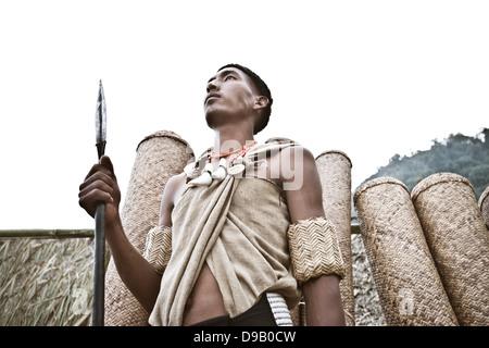 Naga Stammes-Krieger im traditionellen Outfit stehen mit einem Speer, Hornbill Festival, Kohima, Nagaland, Indien Stockfoto