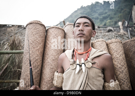 Naga Stammes-Krieger im traditionellen Outfit stehen mit einem Speer, Hornbill Festival, Kohima, Nagaland, Indien Stockfoto