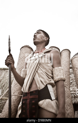 Naga Stammes-Krieger im traditionellen Outfit stehen mit einem Speer, Hornbill Festival, Kohima, Nagaland, Indien Stockfoto