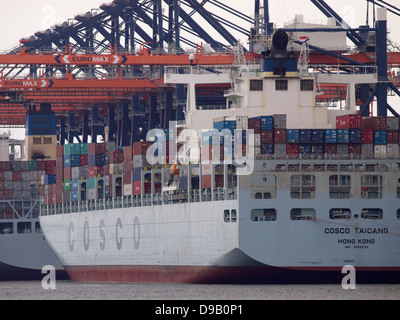 COSCO Taicang Container Carrier an der Euromax Containerterminals auf der Maasvlakte 2 im Hafen von Rotterdam, Niederlande Stockfoto