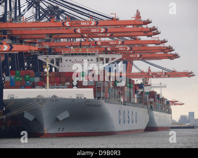 Zwei sehr große Träger Containerschiffe am Euromax-Container-Terminals auf der Maasvlakte 2 im Hafen von Rotterdam Stockfoto