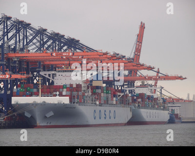 Zwei sehr große Träger Containerschiffe am Euromax-Container-Terminals auf der Maasvlakte 2 im Hafen von Rotterdam Stockfoto