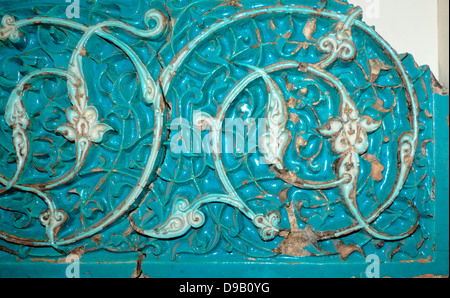 Geschnitzte Fliese.  Der Töpfer das Muster von Carving in Steingut Fliesen gemacht.  Die Fliese war dann mit Glasur überzogen und gebrannt. Stockfoto