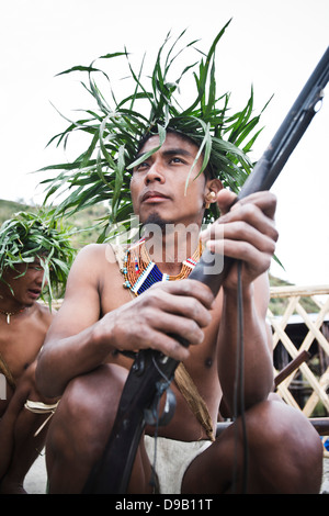 Zwei Naga Stammeskriegern in traditioneller Kleidung, Hornbill Festival, Kohima, Nagaland, Indien Stockfoto