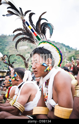 Naga Stammes Männer tanzen in traditioneller Kleidung, Hornbill Festival, Kohima, Nagaland, Indien Stockfoto