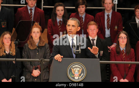 Belfast, Nordirland. 17. Juni 2013. Präsident Barack Obama, First Lady Michelle Obama mit Kindern Malia und Sasha Obama in Belfast Waterfront Hall vor dem G8-Gipfel in Nordirland - Barack Obama spricht vor dem G8-Gipfel in Belfast Credit: Kevin Scott/Alamy Live News Stockfoto