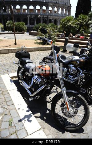 Rom, Italien. Juni 2013. Harley-Davidson-Enthusiasten Rollen In Rom Ein. Das niedrige Grollen von etwa 35,000 Harley Davidson überholt die Summen der Roller und Autos in den Straßen rund um den Vatikan, und am Sonntag wird es sogar auf dem Petersplatz anwesend sein. Quelle: s.s./Alamy Live News Stockfoto