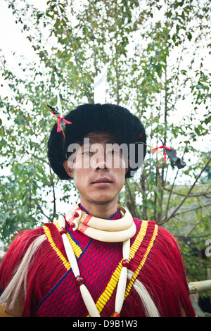 Porträt von einem Naga tribal Mann in traditioneller Kleidung, Hornbill Festival, Kohima, Nagaland, Indien Stockfoto
