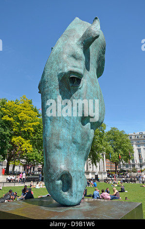 London, England, Vereinigtes Königreich. Bronze-Pferdekopf "Stilles Wasser" (Nic Fiddian-Green; 2009) Marble Arch Stockfoto