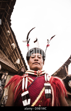Porträt von einem Naga tribal Mann in traditioneller Kleidung, Hornbill Festival, Kohima, Nagaland, Indien Stockfoto