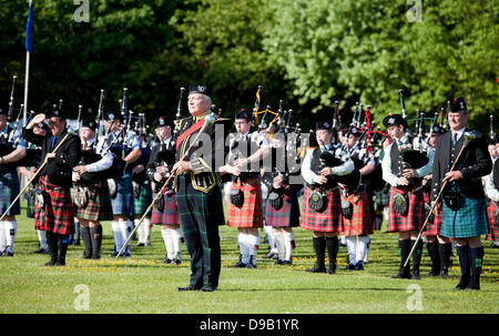 Aberdeen, UK. 16. Juni 2013.  Massed Pipebands, die am Ende die Highland Games im Hazlehead Park, Aberdeen, Schottland. Bildnachweis: AC Bilder/Alamy Live-Nachrichten Stockfoto