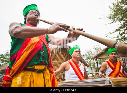 Naga-Männer in Stammes-Kleid spielen Musikinstrument, Hornbill Festival, Kohima, Nagaland, Indien Stockfoto
