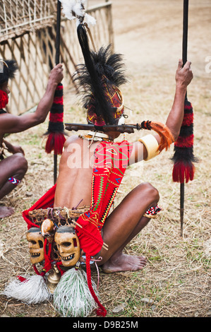 Naga Stammes Männer Durchführung traditioneller Krieger Tanzfestival, Hornbill, Kohima, Nagaland, Indien Stockfoto