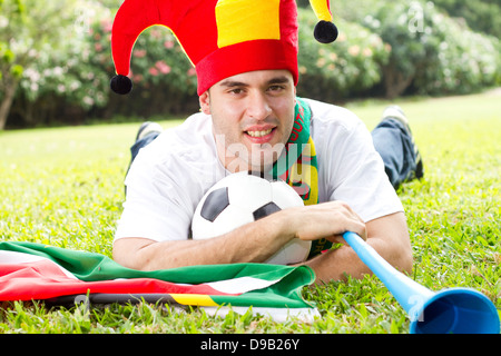 auf dem Rasen liegend männlichen Fußball-fan Stockfoto