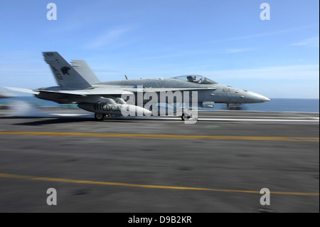 Ein Kampfflugzeug der US Navy F/A - 18C Hornet startet von dem Flugdeck des Flugzeugträgers USS Dwight D. Eisenhower 30. April 2013 in North Arabische Meer. Stockfoto