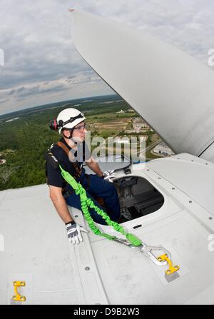 Lauchhammer, Deutschland. 15. Juni 2013. Service-Ingenieur Mike Budich der Firma Vestas Blades Deutschland steht an einer Windkraftanlage 140 Meter über dem Boden in Lauchhammer, Deutschland, 15. Juni 2013. Der Hersteller von Rotorblättern für Windkraftanlagen kann sich alle benötigte Energie liefern: neben dem Werk eine 140 m hohe Windkraftanlage mit 55 m langen Rotorblätter drei Megawatt Strom produziert und liefert das Werk zusammen mit einem Biogas-Kraft-Wärme-Kraftwerk. Foto: Patrick Pleul/Dpa/Alamy Live News Stockfoto