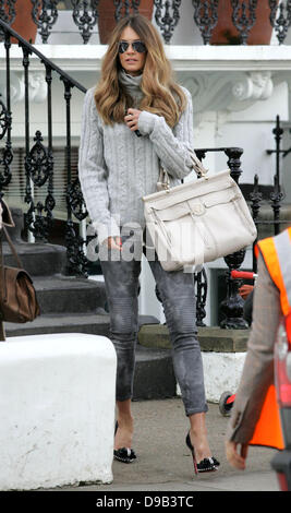 Elle Macpherson macht ihren Weg nach Hause nach der Einnahme ihrer Kinder nach Schule London - 14.03.11 Stockfoto