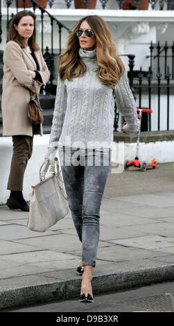 Elle Macpherson macht ihren Weg nach Hause nach der Einnahme ihrer Kinder nach Schule London - 14.03.11 Stockfoto