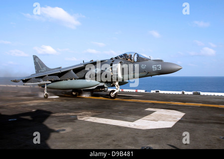 Ein Kampfflugzeug der US Marine Corps AV-8 b Harrier zieht aus dem Flugdeck der amphibischen Angriff Schiff USS Kearsarge 1. Mai 2013 in den Golf von Oman tätig. Stockfoto