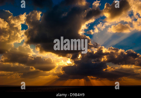Stürmischen Wolken und Sonnenstrahlen bei Sonnenuntergang Stockfoto