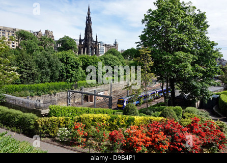 Eine erste Scotrail Class 170 Turbostar Diesel Triebzug fährt vom Bahnhof Edinburgh Waverley an einem sonnigen Frühlingstag. Stockfoto