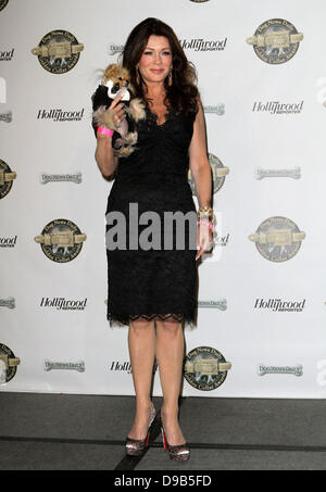 Lisa Vanderpump und ihr Hund Giggy 1st Annual Golden Kragen Awards feiert Hollywoods talentiertesten Canine Held im Hyatt Regency Hotel Century City, Kalifornien - 13.02.12 Stockfoto