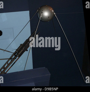 Sputnik 1, Replica. Sputnik 1 wurde in der Umlaufbahn um die Erde am 4. Oktober 1957 ins Leben gerufen. Es war das erste künstliche Satelliten, die von der Sowjetunion getroffen. Sputnik blieb im Orbit um die Erde über einen Zeitraum von 3 Monaten nach seiner Einführung, dann Im verbrannt Stockfoto