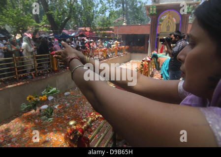 17. Juni 2013 - betet Kashmiri (Pandit) hinduistischen Anhänger am Kheer Bhawani Tempel am Tulla Mulla Ganderbal, nordöstlich von Srinagar, die Sommerhauptstadt des indischen Kaschmir auf Montag, 17. Juni 2013. Tausende von Gläubigen Hindu besuchte die Gebete im historischen Kheer Bhavani Tempel. Ein großer Teil der Hindu-Gemeinschaft (genannt Pandits) migriert aus den mehrheitlich muslimischen Gebieten von den indischen Teil Kaschmirs zu Jammu Stadt und nördlichen Bundesstaaten von Indien nach Anti-indischen bewaffneten Aufstand in der Region im Jahr 1989 brach. Mindestens 219 Kashmiri Hindus getötet wurden, in der zwei Jahrzehnte lang Militanz in der Regio Stockfoto