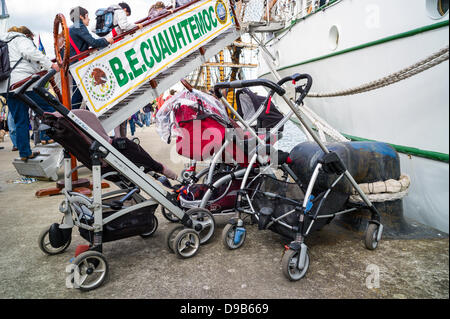 Rouen, Frankreich. 15. Juni 2013. Kinderwagen, Parkplatz, als Eltern die mexikanische Marine-Schulschiff Cuauhtemoc auf die Armada Rouen an Bord. Querformat. Stockfoto