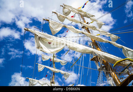 Rouen, Frankreich. 15. Juni 2013. Mexikanische Marine Schulschiff, Cuauhtémoc auf die Armada Rouen. Lebendige blauer Himmel mit Wolken. Querformat. Dramatischen Blick auf Mast und Segel. Stockfoto